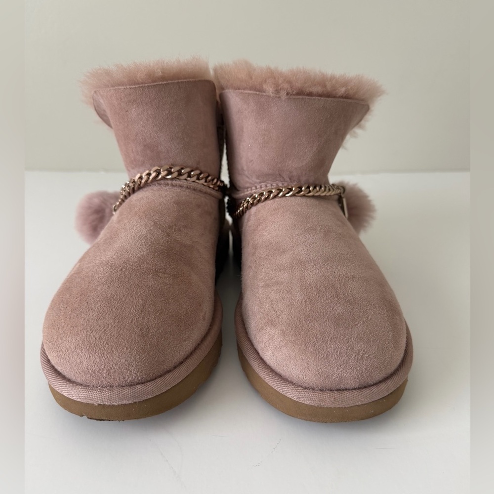 UGG Women's Mauve Pink Classic UGG
Charm mini Boots